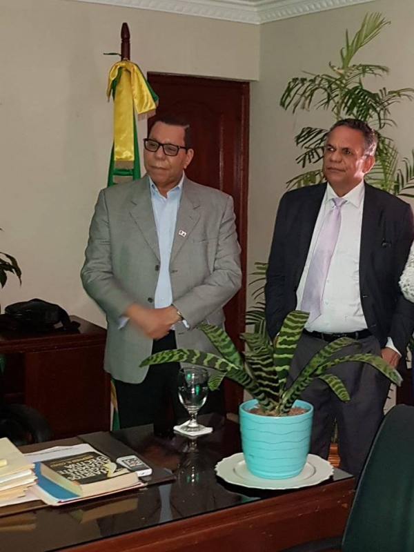 El Ministro de Administración Pública, Ramón Ventura Camejo visita a Don César López, Director General de Embellecimiento.