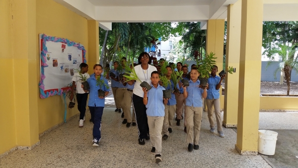 Dirección de Embellecimiento dona plantas a escuela