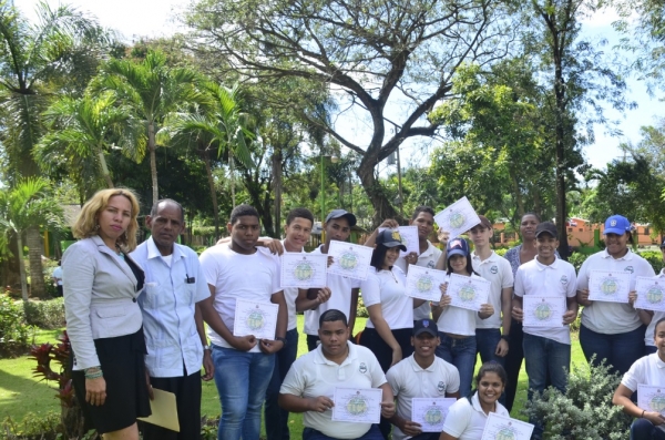 La DGE entrega certificados a estudiantes del colegio Victor Manuel