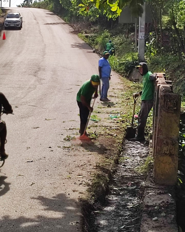 Brigadas de la Regional Norte de la DIGECAC realizan jornada de limpieza y poda de árboles en las Provincias Espaillat y San Francisco de Macorís
