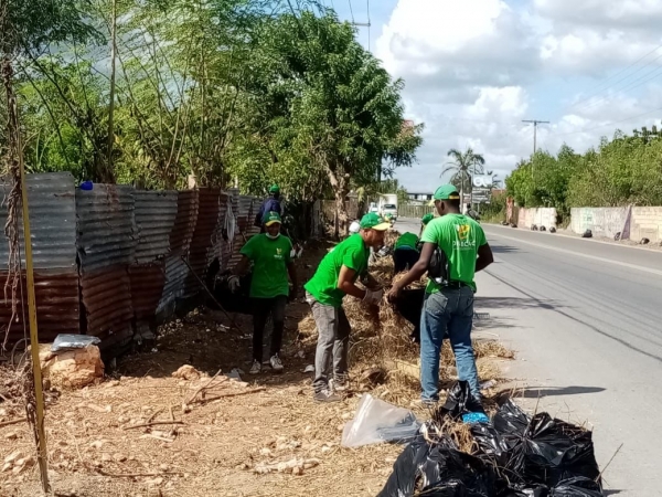 Brigadas de la Regional Este de la DIGECAC realizan jornada de limpieza y poda de árboles en la Provincia de la Romana