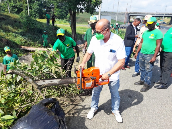 DIGECAC realiza reforestación y limpieza en la Autopista Duarte con Circunvalación Santo Domingo