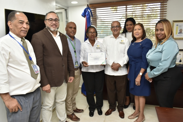 El Instituto Nacional de Administración Pública (INAP) reconoce al Lic. Marcos De León y la Dirección General de Embellecimiento de Carreteras y Avenidas de Circunvalación (DIGECAC)