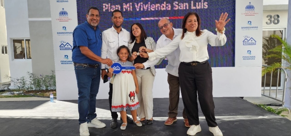 El Presidente entrega 500 nuevos apartamentos en zona de San Luis, Director de la DIGECAC lo acompaña