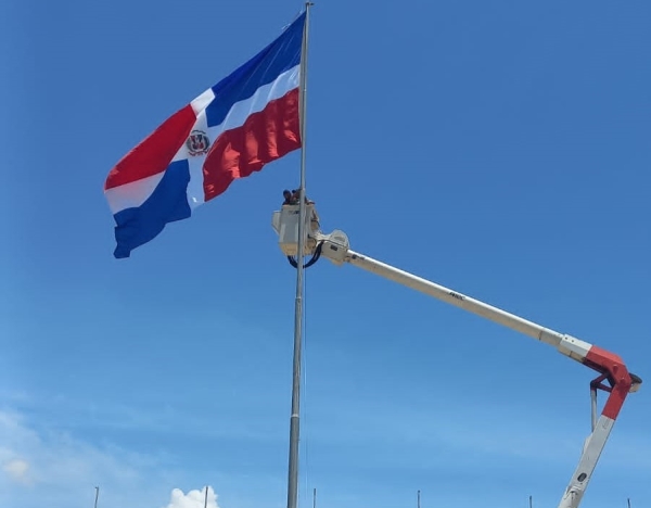 La DIGECAC dona Bandera al Faro a Colón